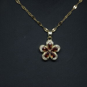 שרשרת פרח עדינה עם אבנים אדומות – נירוסטה