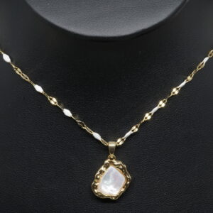 שרשרת עם אבן בהירה ועדינה