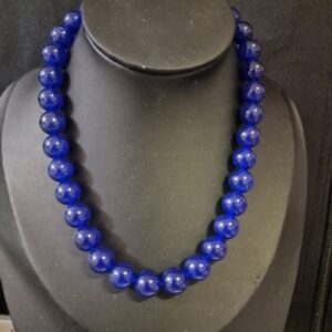 שרשרת יפה  זו עוצבה בעבודת יד באהבה ובתשומת לב מיוחדת , השרשרת המהממת הזו כוללת חרוזי כלקדוני כחול טבעיים, הידועים בצבעם התוסס ובמרקם החלק, כל חרוז מעוצב באופן ייחודי, ויוצר יצירה מיוחדת במינה, השרשרת היא רב-תכליתית, מושלמת לאירועים מזדמנים וגם לאירועים רשמיים. אורך השרשרת 39 ס"מ -סגר עשוי מפלדת אל חלד עם מאריך 5 ס"מ , גודל החרוזים : 10 מ"מ